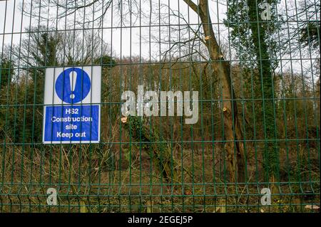 Aylesbury, Buckinghamshire, Regno Unito. 18 febbraio 2021. Dopo aver recintato un'area di bosco chiamata Spinney ad Aylesbury all'inizio di questa settimana, la scorsa notte chirurghi dell'albero che lavorano per HS2 Ltd erano abbattimento alberi nelle prime ore di questa mattina. Lo stavano facendo proprio accanto alla ferrovia esistente, con il potenziale di causare un incidente in quanto i treni stavano ancora passando accanto al abbattimento. HS2 Ltd non sono stati in grado di fornire una copia di una licenza di fauna selvatica da Natural England che permette loro di cadere in questa zona. La High Speed Rail 2 da Londra a Birmingham mette a disposizione 693 siti di fauna selvatica, 33 SSSI e 10 Foto Stock