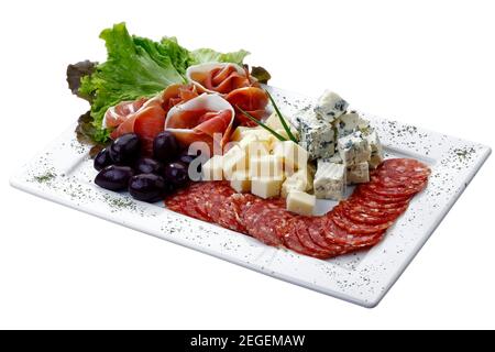 Piatto freddo con formaggio, peperoni, olive e insalata su sfondo bianco isolato Foto Stock