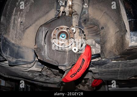 Varna, Bulgaria - Feb 05, 2021 : dettaglio della ruota Mercedes-Benz AMG S63 Coupé. Collezione di auto da sogno. Freno a disco del veicolo per la riparazione, in corso o Foto Stock