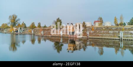 Porto della città vecchia riflesso in acqua Foto Stock