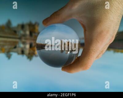 Porto della città vecchia riflesso in cristallo vetroso lensball Foto Stock