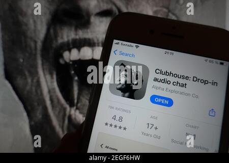 App Clubhouse, social network visualizzato sullo schermo dello smartphone Foto Stock