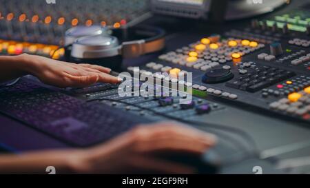 Ingegnere audio, musicista, Artist Works in Music Record Studio, Control Desk Mixer. Faders a mani libere, interruttori, pulsanti, fader, slider Foto Stock