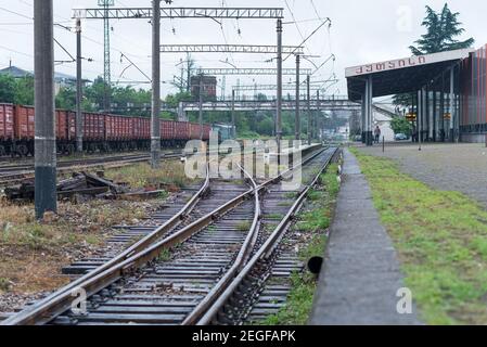 Stazione ferroviaria di Kutaisi. È scritto 'Kutaisi' sul capanno in una scritta georgiana. Foto Stock