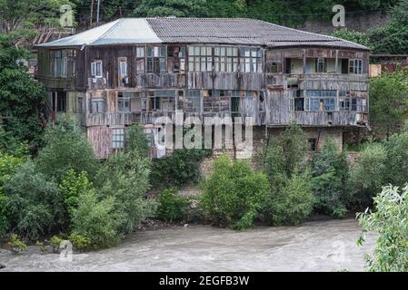 Casa in riva al mare sulle acque ruvide del fiume Rioni, Kutaisi, Georgia. Foto Stock