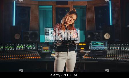 Ritratto di un artista caucasico di grande successo, musicista, produttore che indossa una giacca elegante e che si trova in uno studio di registrazione musicale. Nella Foto Stock