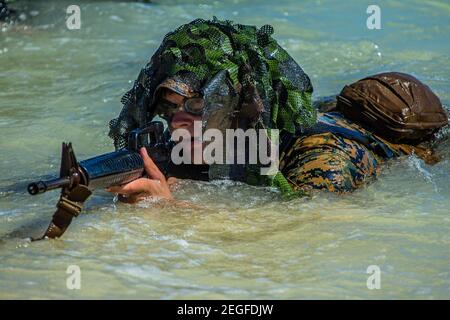 Marines degli Stati Uniti con il 1 ° Battaglione, 3 ° Marines, durante la ricognizione scout swimmer formazione a Training Area mantici 8 febbraio 2021 a Waimanalo, Hawaii. Foto Stock