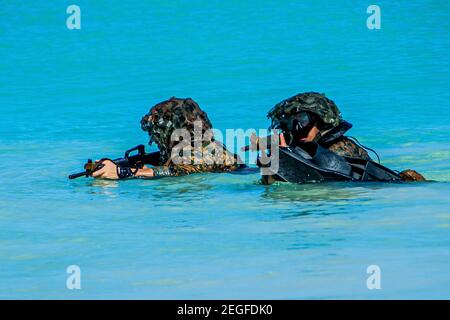 Marines degli Stati Uniti con il 1 ° Battaglione, 3 ° Marines, durante la ricognizione scout swimmer formazione a Training Area mantici 8 febbraio 2021 a Waimanalo, Hawaii. Foto Stock