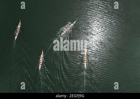 Vista dall'alto di quattro barche a drago da corsa Foto Stock