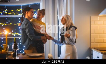 Multi generazioni di belle donne che si preparano e ballano in cucina. Nonna, figlia e nipote carino hanno divertimento, cucina Foto Stock