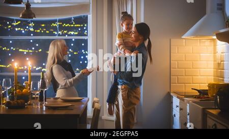 Multi generazioni di belle donne che preparano e servono la cena in cucina. Nonna, figlia e nipote carino hanno divertimento, cucina Foto Stock