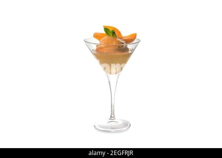 Albicocca gelato, sorbetto in bicchiere martini con foglie di menta e albicocca a fette. Isolato su bianco, spazio copia Foto Stock