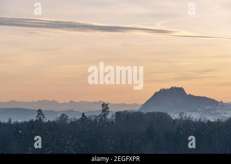 Le montagne Hegau al tramonto in una giornata invernale Foto Stock