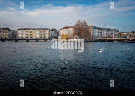 Fiume Rodano e skyline di Ginevra - Ginevra, Svizzera Foto Stock