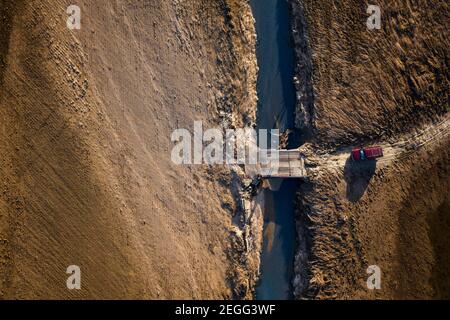 Una delle prime foto che ho fatto. Sono presenti un piccolo ponte agricolo, chevy tahoe, e le acque blu del torrente Indiano nella contea di Jackson, IN. Foto Stock