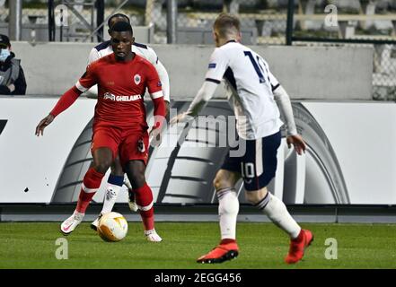 Aurelio Buta di Anversa e Steven Davis di Rangers combattono per la palla durante il round UEFA Europa League del 32, prima tappa al Bosuilstadion di Anversa. Data immagine: Giovedì 18 febbraio 2021. Vedi la storia di PA RANGERS CALCIO. Il credito fotografico dovrebbe essere: PA Wire via Belga RESTRIZIONI: Solo Regno Unito e Irlanda. L'uso è soggetto a limitazioni. Solo per uso editoriale, nessun uso commerciale senza previo consenso del titolare dei diritti. Foto Stock