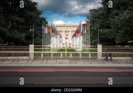 Palazzo delle Nazioni e bandiere di campagna - Ufficio delle Nazioni Unite - Ginevra, Svizzera Foto Stock