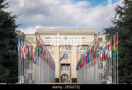 Bandiere di campagna davanti al Palazzo delle Nazioni - Ufficio delle Nazioni Unite - Ginevra, Svizzera Foto Stock
