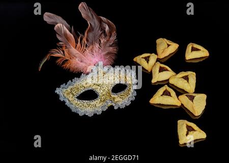 Biscotti ebrei hamantaschen e maschera di carnevale per Purim. Foto Stock