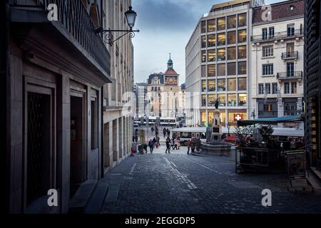 Via con Tour de l’Ile Torre dell’Orologio sullo sfondo - Ginevra, Svizzera Foto Stock