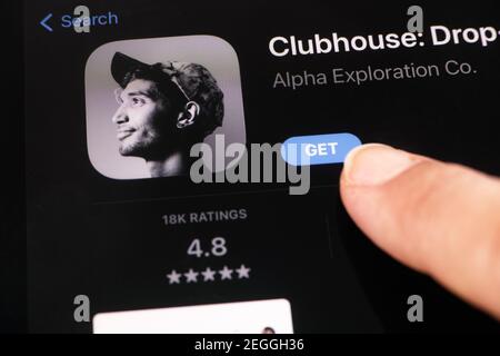 Tambov, Federazione Russa - 18 Febbraio 2021 primo piano dell'app Clubhouse sullo schermo di un iPad. Applicazione di chat audio in clubhouse drop-in. Foto Stock