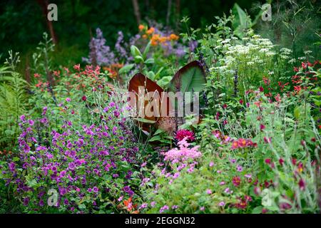 Malva sylvestris ,Lychnis coronaria Gardeners World, Foeniculum vulgare purpureum,finocchio di bronzo,salvia fulgens,salvia amistad,ensete ventricosum maure Foto Stock