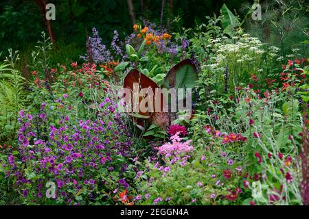 Malva sylvestris ,Lychnis coronaria Gardeners World, Foeniculum vulgare purpureum,finocchio di bronzo,salvia fulgens,salvia amistad,ensete ventricosum maure Foto Stock