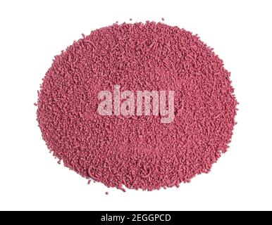 Cumulo di granuli rosa contro parassiti agricoli. Pesticidi su uno sfondo bianco isolato. Disposizione piatta Foto Stock