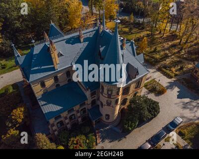 Kedzierzyn Kozle ottobre 20 2019 Aerial drone guardare a vecchio palazzo di Wiekszyce Foto Stock