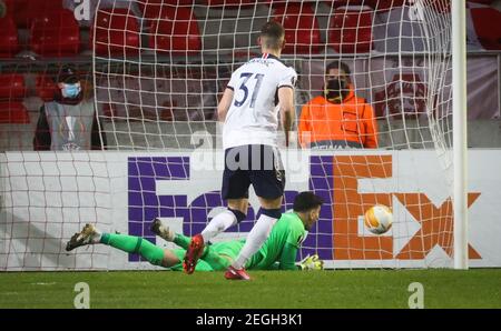 La Borna Barisic dei Rangers segna il secondo goal della partita dal posto di penalità durante il round UEFA Europa League del 32, prima tappa al Bosuilstadion di Anversa. Data immagine: Giovedì 18 febbraio 2021. Vedi la storia di PA RANGERS CALCIO. Il credito fotografico dovrebbe essere: PA Wire via Belga. RESTRIZIONI: Solo Regno Unito e Irlanda. L'uso è soggetto a limitazioni. Solo per uso editoriale, nessun uso commerciale senza previo consenso del titolare dei diritti. Foto Stock