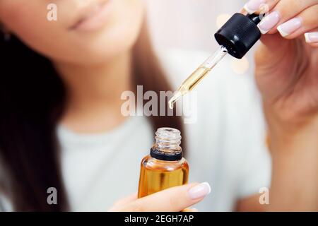 Trattamento capelli olio per donna. Concept parrucchiere salone spa. Foto Stock