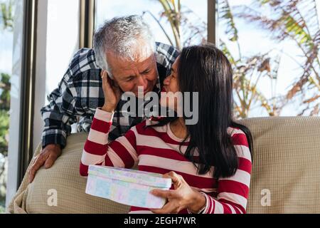 Vecchia coppia in valentines giorno con bei regali Foto Stock
