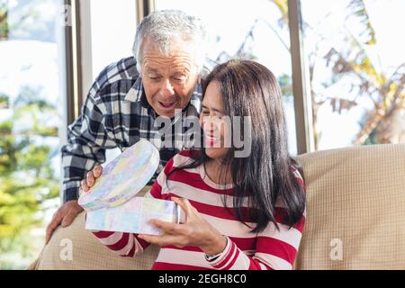 Coppia anziana in valentines giorno con una sorprendente sorpresa Foto Stock