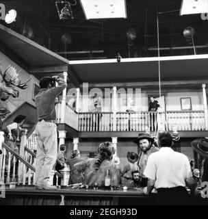 SAMMY DAVIS Jr scattare foto di DEAN MARTIN e. FRANK SINATRA sul set candid durante la ripresa di SERGEANTS 3 / SERGEANTS TRE 1962 regista JOHN STURGES Essex Productions / Meadway-Claude Productions Company / United Artists Foto Stock