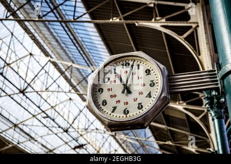 Grande Orologio Sulla Stazione Ferroviaria Orologio Della Stazione  Ferroviaria Appeso Al Tetto - Fotografie stock e altre immagini di Orologio  - iStock