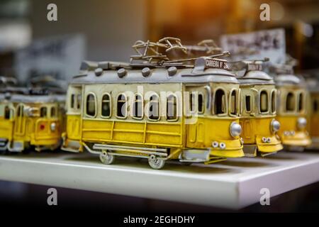 Simbolo di Lisbona, un giocattolo del tradizionale tram giallo nel negozio di souvenir Foto Stock