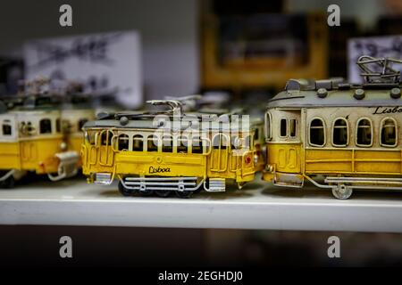 Simbolo di Lisbona, un giocattolo del tradizionale tram giallo Foto Stock
