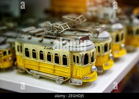 Simbolo di Lisbona, un giocattolo del tradizionale tram giallo nel negozio di souvenir Foto Stock