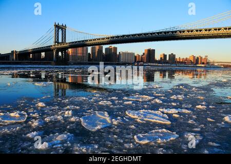 I pezzi di ghiaccio ghiacciato galleggiano e scivolano nell'East River a causa delle condizioni climatiche fredde nel reparto di Brooklyn a New York City NY USA il 2015 febbraio. Foto Stock