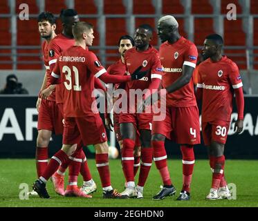 Martin Hongla di Anversa festeggia con i suoi compagni di squadra dopo aver segnato il terzo gol della partita durante il round della UEFA Europa League del 32, prima tappa al Bosuilstadion di Anversa. Data immagine: Giovedì 18 febbraio 2021. Vedi la storia di PA RANGERS CALCIO. Il credito fotografico dovrebbe essere: PA Wire via Belga. RESTRIZIONI: Solo Regno Unito e Irlanda. L'uso è soggetto a limitazioni. Solo per uso editoriale, nessun uso commerciale senza previo consenso del titolare dei diritti. Foto Stock