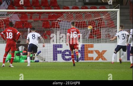 La Borna Barisic (a destra) dei Rangers segna un gol durante il round della UEFA Europa League del 32, prima tappa al Bosuilstadion di Anversa. Data immagine: Giovedì 18 febbraio 2021. Vedi la storia di PA RANGERS CALCIO. Il credito fotografico dovrebbe essere: PA Wire via Belga. RESTRIZIONI: Solo Regno Unito e Irlanda. L'uso è soggetto a limitazioni. Solo per uso editoriale, nessun uso commerciale senza previo consenso del titolare dei diritti. Foto Stock