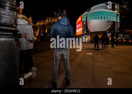 Londra, Regno Unito. 18 Feb 2021. Le prime immagini tornano - lo sbarco della perseveranza della NASA su Marte live in streaming su Piccadilly Lights. I "sette minuti di terrore" quando la rover completa il suo touchdown marziano sono stati trasmessi sullo schermo gigante (UNA collaborazione tra la NASA, Landsec (che possiede le luci) e l'operatore digitale fuori casa di media Ocean Outdoor). È stata seguita dalle prime immagini fisse di Marte quando la Rover inizia la sua missione per esplorare il cratere Jezero. È alla ricerca di segni di vita antica e raccoglierà campioni che alla fine saranno restituiti alla Terra. Per raggiungere il Foto Stock