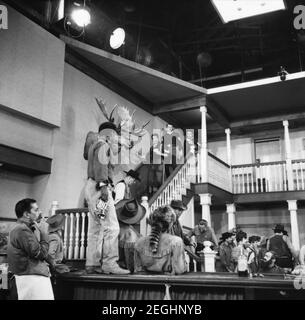 SAMMY DAVIS JR DEAN MARTIN FRANK SINATRA E PETER LAWFORD Sul set candid durante la ripresa di SERGEANTS 3 / SERGEANTS TRE 1962 regista JOHN STURGES Essex Productions / Meadway-Claude Productions Azienda / Artisti Uniti Foto Stock