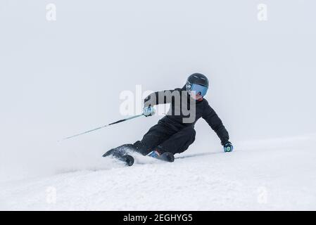 Giovane donna che sciava in una giornata di sole ad Andorra. Foto Stock