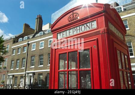 cabina telefonica rossa in vecchio stile e tipico edificio in mattoni A Londra Foto Stock