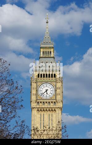 Big ben contro un cielo blu nuvoloso, Londra Foto Stock