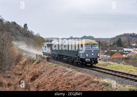 69001 passa Northwood Lane sulla Severn Valley Railway con un Shark brakevan sulla strada per Highley. Questa è la prima volta che lavora un'attività di trasporto merci Foto Stock