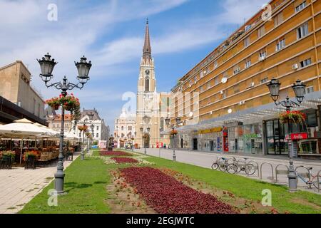 NOVI SAD, SERBIA - AGOSTO 03: Luce di strada in vecchio stile e la Cattedrale Cattolica nella piazza principale di Novi Sad. Girato nel 2014 Foto Stock