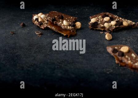 Barrette di cioccolato con noci e biscotti e caramello salato Foto Stock