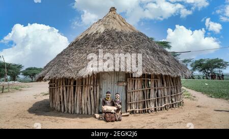 Valle di Omo, Etiopia, settembre 2017: Bambini della tribù di Karo che tengono una capra Foto Stock